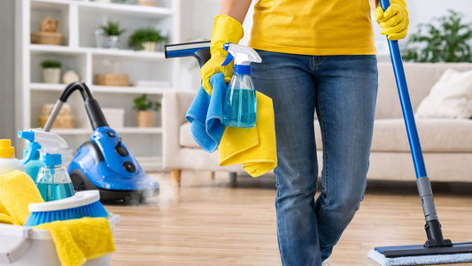 Personne faisant le ménage efficacement dans une maison avec des accessoires de nettoyage  Titre image :