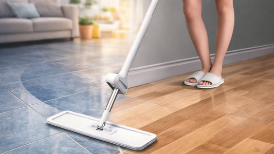 Serpillère microfibre nettoyant un sol en carrelage et parquet dans un intérieur lumineux, entretien régulier du sol
