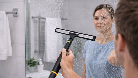 Nettoyage d’un miroir de salle de bain avec une raclette vitre pour un résultat sans traces