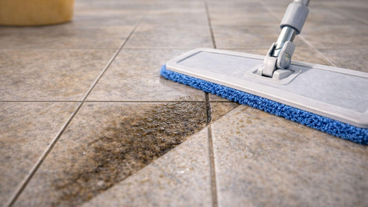 Serpillère microfibre nettoyant les joints de carrelage avec de l’eau, joints encrassés avant et plus propres après le passage