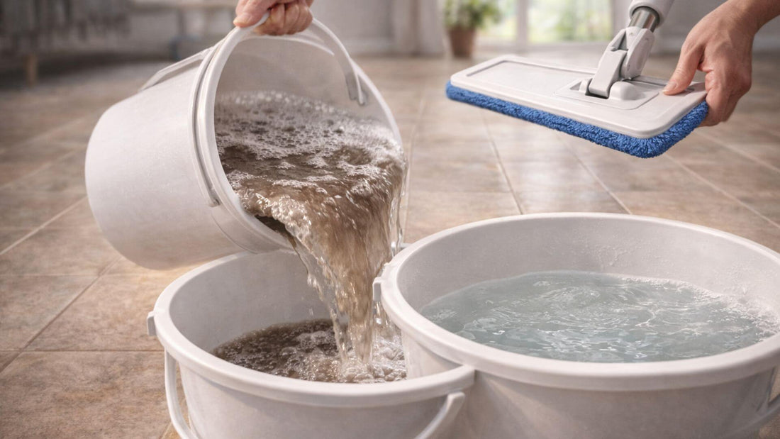 Rinçage d’une serpillère microfibre dans un seau d’eau propre et un seau d’eau sale pour nettoyer le sol efficacement