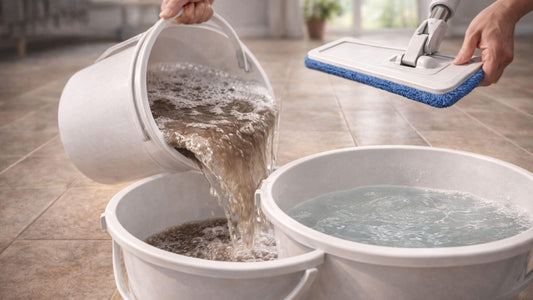 Rinçage d’une serpillère microfibre dans un seau d’eau propre et un seau d’eau sale pour nettoyer le sol efficacement