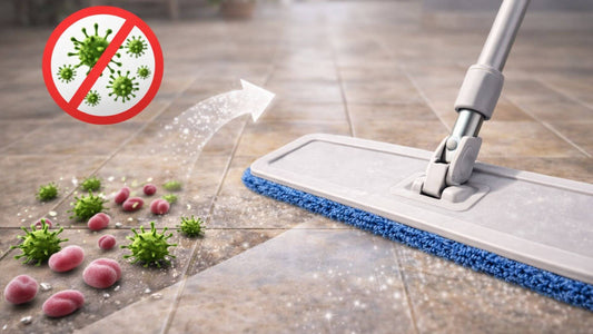 Serpillère microfibre nettoyant un sol en carrelage et retirant les bactéries et saletés pour un nettoyage plus hygiénique