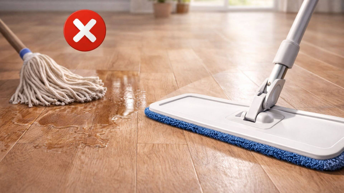 Serpillère microfibre nettoyant un parquet sans excès d’eau, comparaison avec une serpillère classique trop mouillée