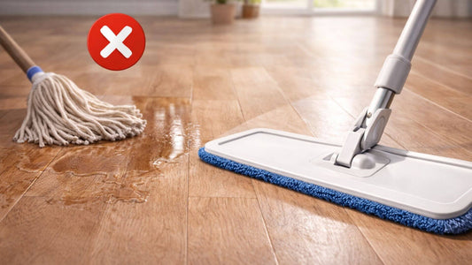 Serpillère microfibre nettoyant un parquet sans excès d’eau, comparaison avec une serpillère classique trop mouillée