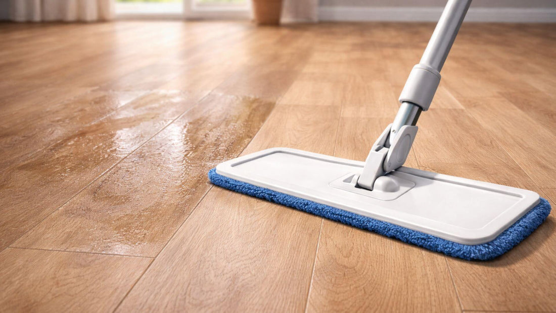 Serpillère microfibre nettoyant un sol stratifié avec peu d’eau pour éviter les traces et l’humidité
