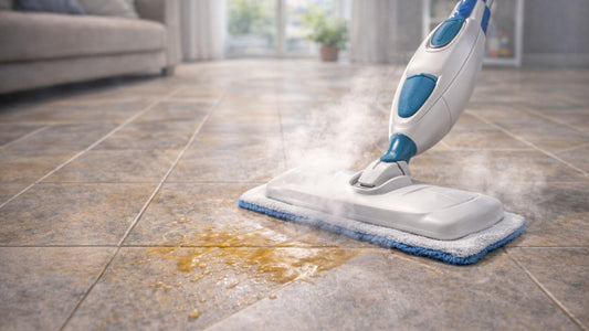 Serpillère vapeur nettoyant un sol en carrelage avec de la vapeur pour dissoudre les taches dans un salon lumineux