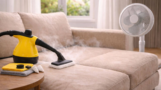 Canapé en tissu beige en train de sécher après nettoyage au nettoyeur vapeur avec ventilateur dans un salon lumineux