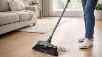 Balai en action pour nettoyage du sol, outil de ménage efficace pour carrelage et surfaces intérieures