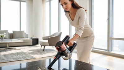 Aspirateur à main sans fil utilisé pour aspirer des miettes sur une table, nettoyage rapide en intérieur