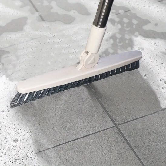 balai brosse beige nettoyage carrelage blanc