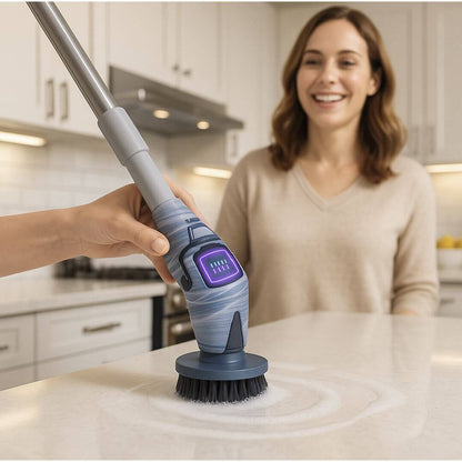 balai brosse femme souriante nettoyage table