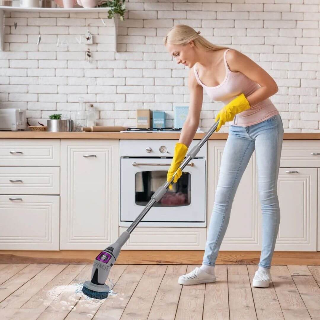 balai brosse nettoyage efficace sol femme
