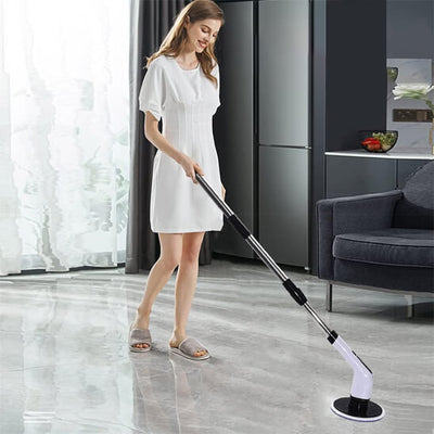 balai brosse nettoyage sol clair femme