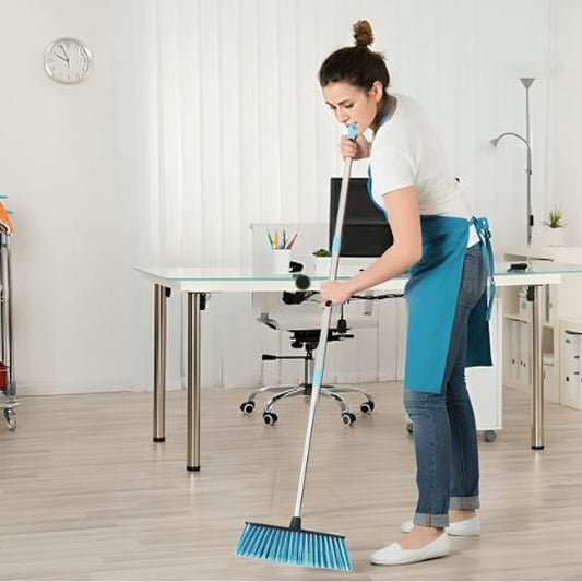 balais depoussierage sol salon parquet