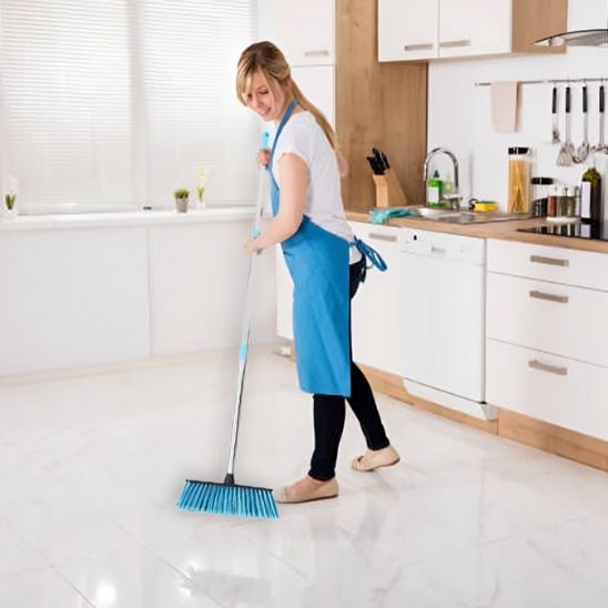 balais nettoyage sol cuisine carrelage blanc