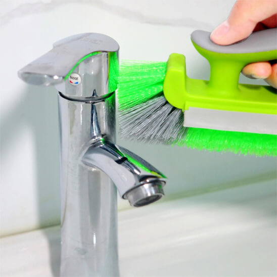 brosse de nettoyage verte robineterie