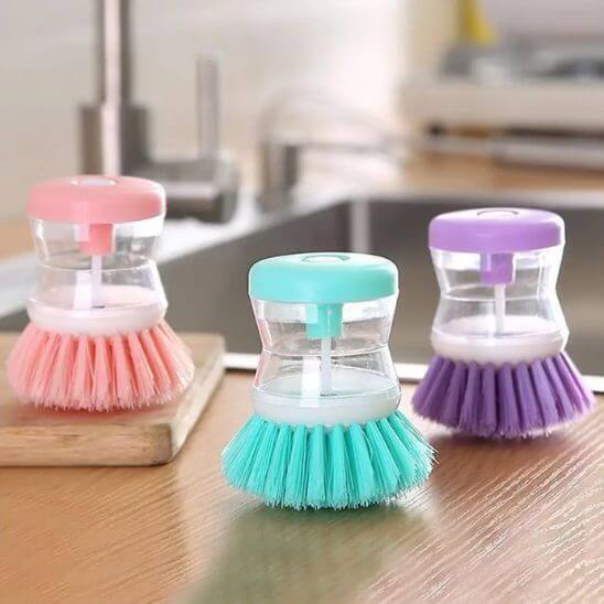 brosse vaisselle trois couleur pose table