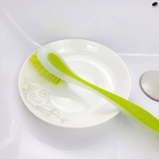 brosse vaisselle verte assiette