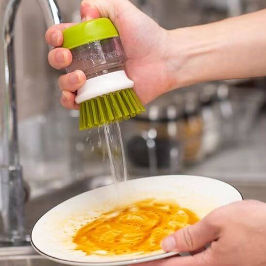 deversement liquide brosse vaisselle verte blanche