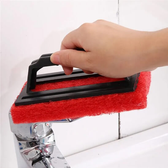 eponge rouge poignee lustrage robinet
