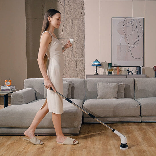 femme nettoie balai brosse sol bois