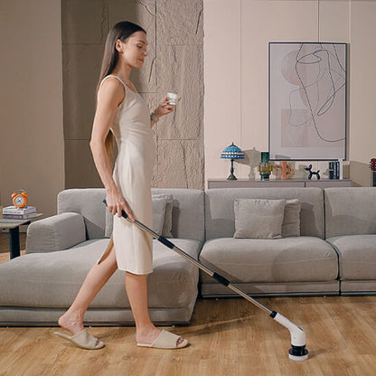 femme nettoie balai brosse sol bois