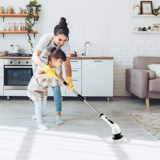 maman fille nettoyage avec balai brosse carelage cuisine
