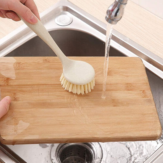 planche bois nettoyage brosse vaisselle
