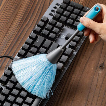 plumeau bleu nettoie clavier noir ordinateur
