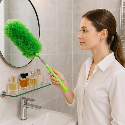 plumeau vert femme nettoie salle de bain poussiere