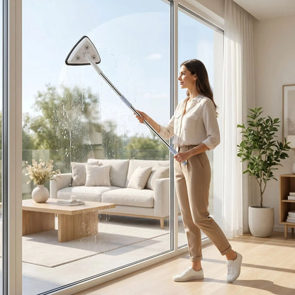 Femme nettoyant une grande baie vitree avec une raclette vitre extensible